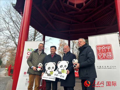 中國文化中心組織的主題活動現(xiàn)場。從左至右依次為柏林動物園園長克尼里姆、中國駐德國大使吳懇、柏林市長韋格納、柏林動物園監(jiān)事會主席布魯克曼。人民網記者 徐馨攝