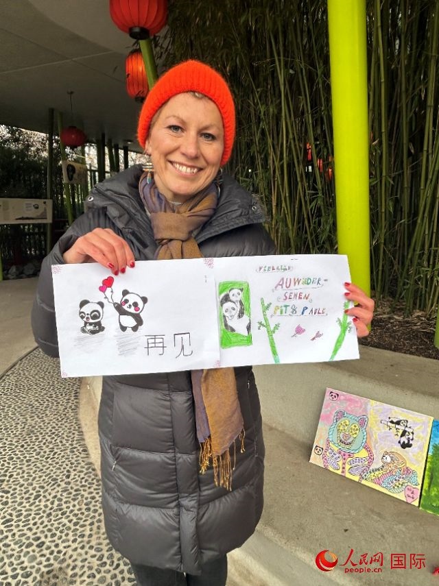 桑德拉和德國小朋友們的作品。右圖寫著“祝福好運，再見 Pit和Paule（“夢想”“夢圓”的德語名字）”。人民網記者 徐馨攝