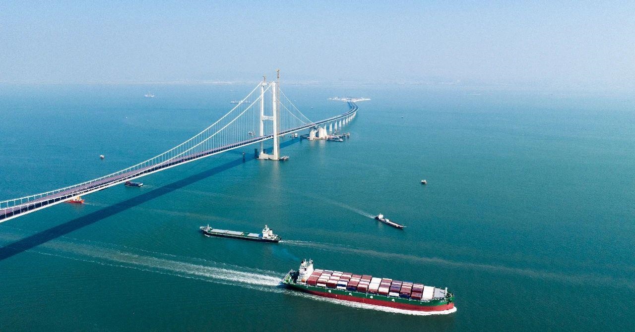 △2023年11月28日，國家重大工程深中通道海底沉管隧道貫通。