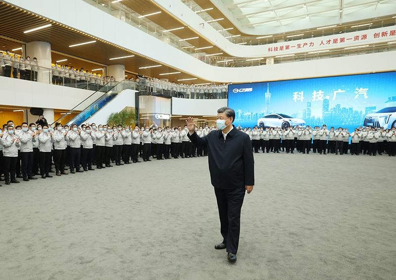 △2023年4月12日，習近平總書記在廣東廣汽研究院向職工們揮手致意。