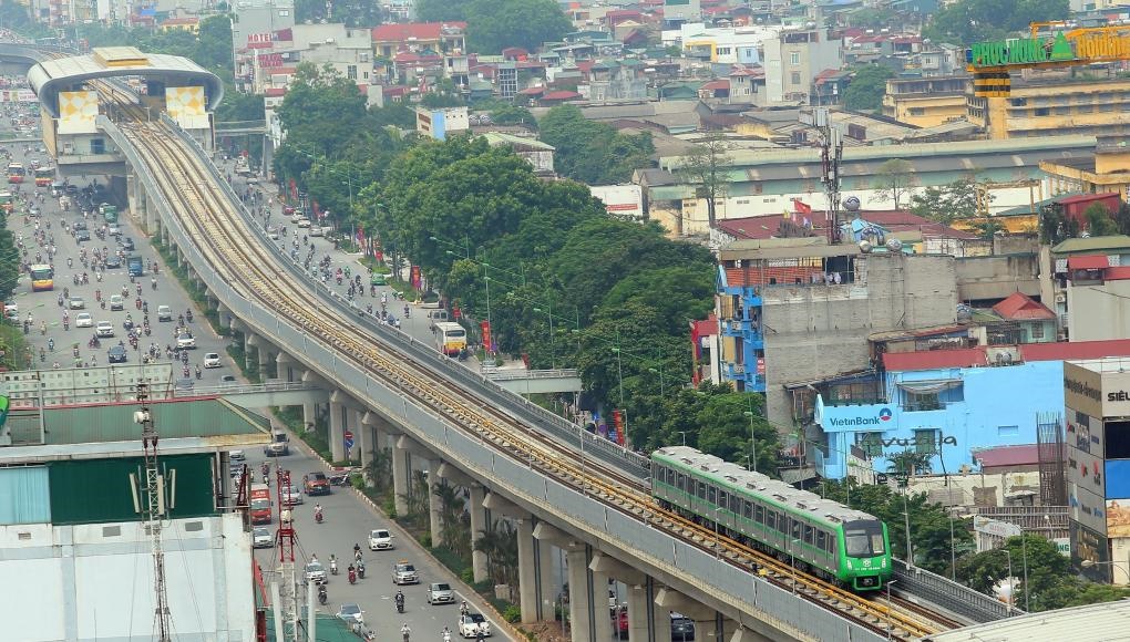 2021年11月6日，列車在越南首都河內(nèi)吉靈-河?xùn)|輕軌線上行駛。中企承建的越南首條城市輕軌項目交接儀式當(dāng)日在河內(nèi)舉行，標(biāo)志著該項目投入運行。新華社/越通社