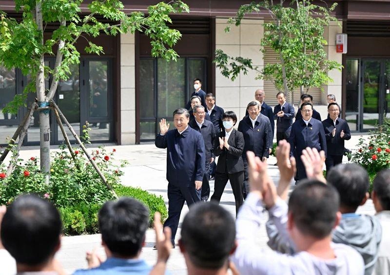 △2023年5月10日，習近平總書記在河北雄安新區(qū)容東片區(qū)南文營社區(qū)考察。