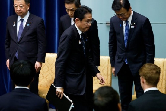  11月2日，在日本東京首相官邸，日本首相岸田文雄在新聞發(fā)布會后離開會場。新華社發(fā)（Pool圖片，太田潔攝）