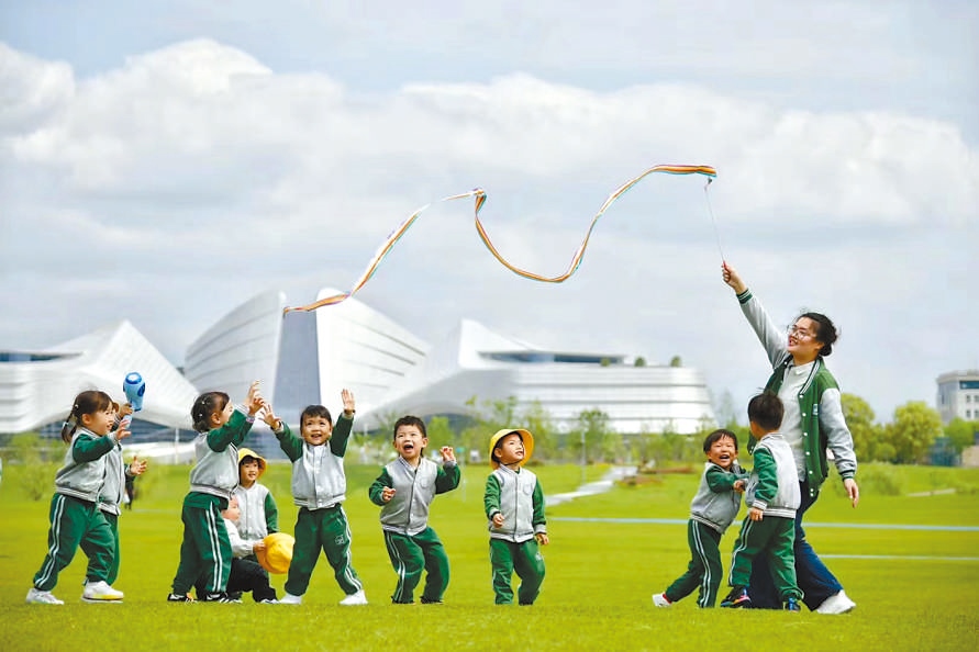  童心飛揚(yáng) 在浙江衢州市智慧新城草坪公園，一名幼兒園老師揮舞彩帶，與孩子們一起玩耍。衢州市柯城區(qū)將兒童友好理念融入城區(qū)整體規(guī)劃，努力為兒童成長創(chuàng)造更好的發(fā)展環(huán)境，提升兒童和家庭的獲得感、幸福感、安全感。 衢州市柯城區(qū)某幼兒園哥倫比亞籍教師 莉莉安娜·雷斯特雷波·埃斯皮諾薩攝 “我和家人都很喜歡在衢州生活，這是一座兒童友好城市，有很多兒童營地和戶外活動場所。我看到孩子們在幼兒園、戶外非?？鞓返赝嫠?，便用相機(jī)記錄下這美好時刻。”