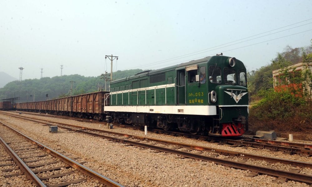 一列從越南進入中國河口山腰國際轉運站的米軌貨車更換機車頭后駛離（2010年3月20日攝）。