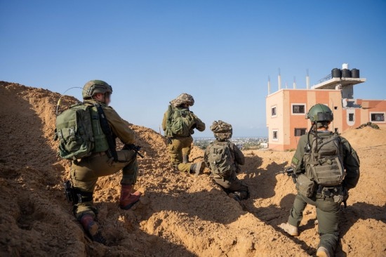 這張以色列國防軍12月10日發(fā)布的照片顯示，以軍地面部隊在加沙地帶進(jìn)行軍事行動。新華社發(fā)