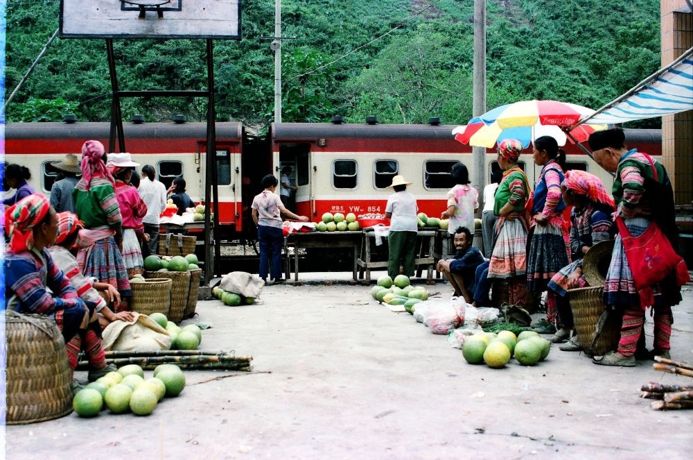 這是90年代中后期滇越鐵路沿線的集市，客運列車的開行為當?shù)氐拇迕駧砩虣C。
