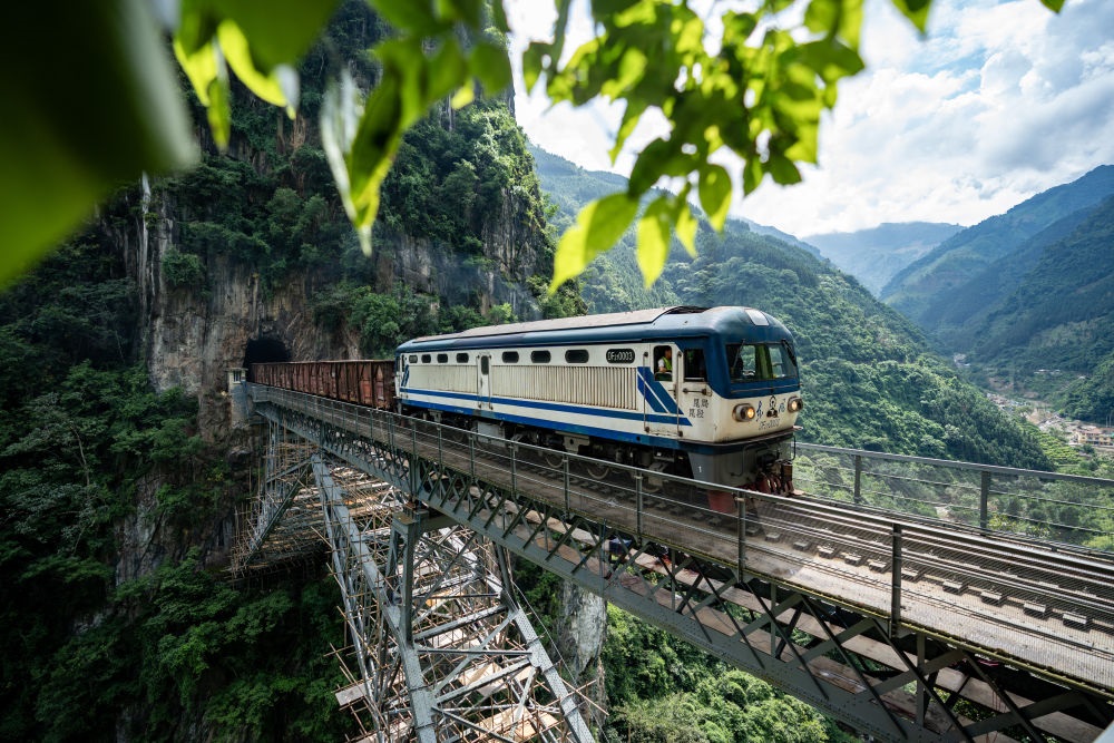 進行人字橋橋梁檢測的米軌列車通過人字橋（2023年9月6日攝）。