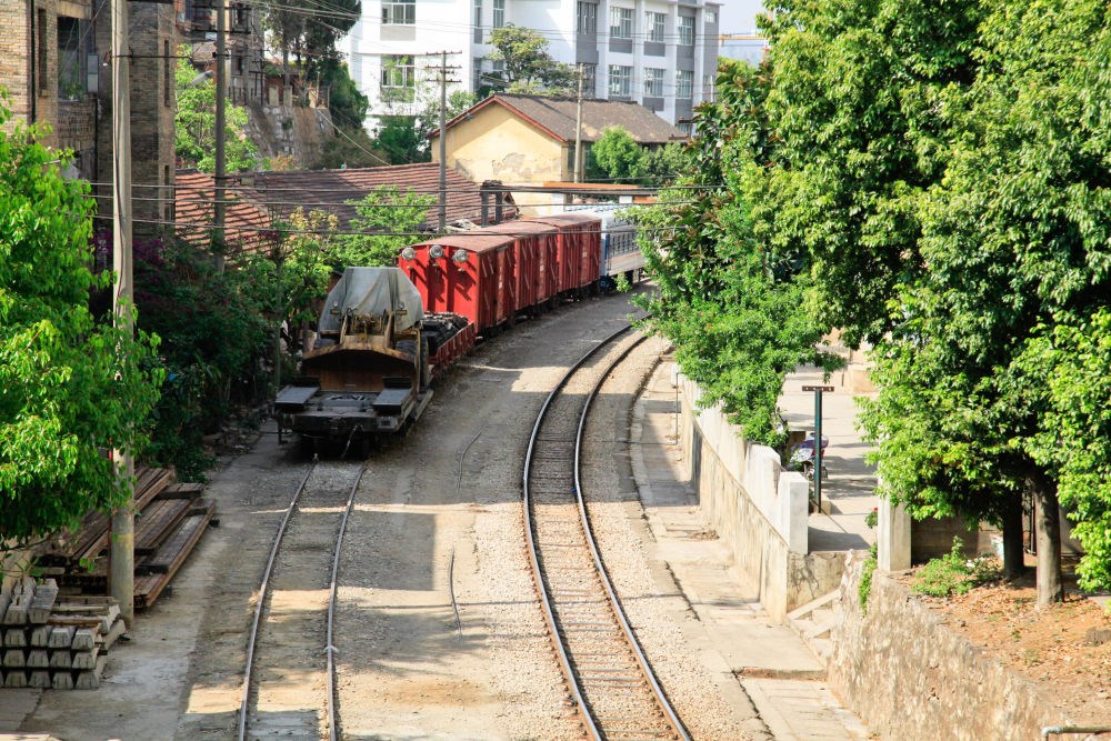 滇越鐵路宜良段的鐵軌與貨車（2013年3月26日攝）。
