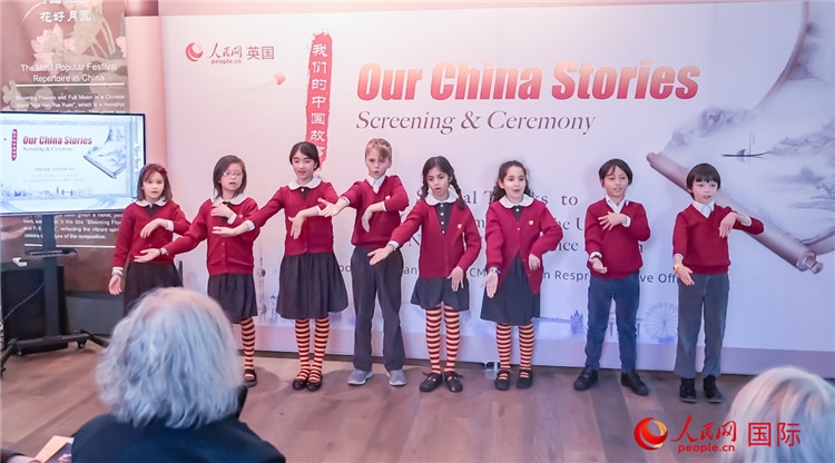 肯辛頓韋德預(yù)備學(xué)校小學(xué)生表演。人民網(wǎng) 郭錦標(biāo)攝