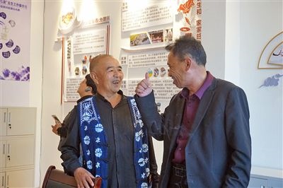  在大理州古生村訴訟服務(wù)站內(nèi)，全國人大代表樊九平為“阿鵬調(diào)解員”點贊。