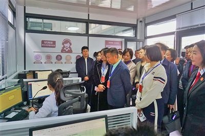  在昆明中院訴前調(diào)解工作室內(nèi)，代表們觀摩法官線上調(diào)解。