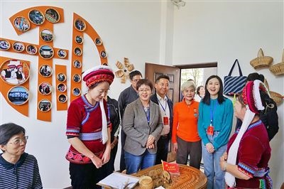 在大理法院喜洲法庭，代表們與“金花調(diào)解員”共同探討民族特色調(diào)解工作方法。