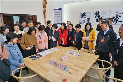  在劍川法院家事調(diào)解室內(nèi)，該院制作的《離婚證明書》引起了代表們的關(guān)注。