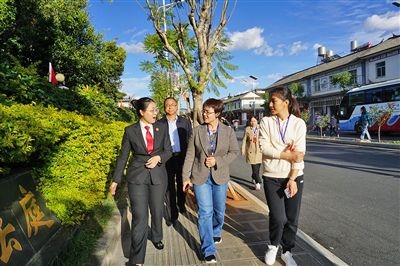  全國人大代表王爭（右一）、張海鷗（右二）向法官了解民族特色調(diào)解工作機制。