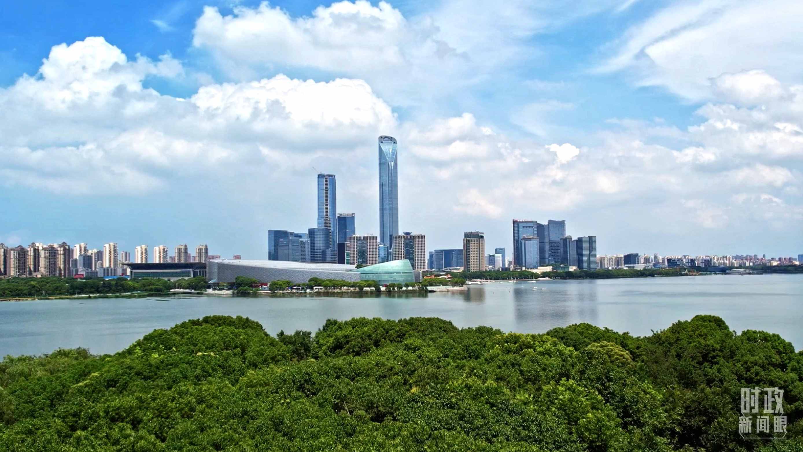 △金雞湖畔的蘇州工業(yè)園區(qū)。（總臺央視記者范凱拍攝）