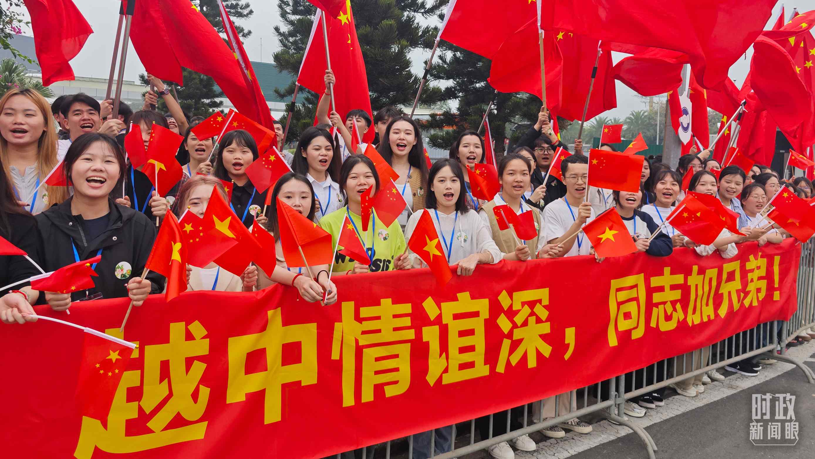 △習(xí)近平乘車從機(jī)場赴下榻飯店途中，許多人自發(fā)聚集在道路兩旁，揮舞兩國旗幟，表達(dá)熱烈歡迎。（總臺央視記者耿小龍拍攝）