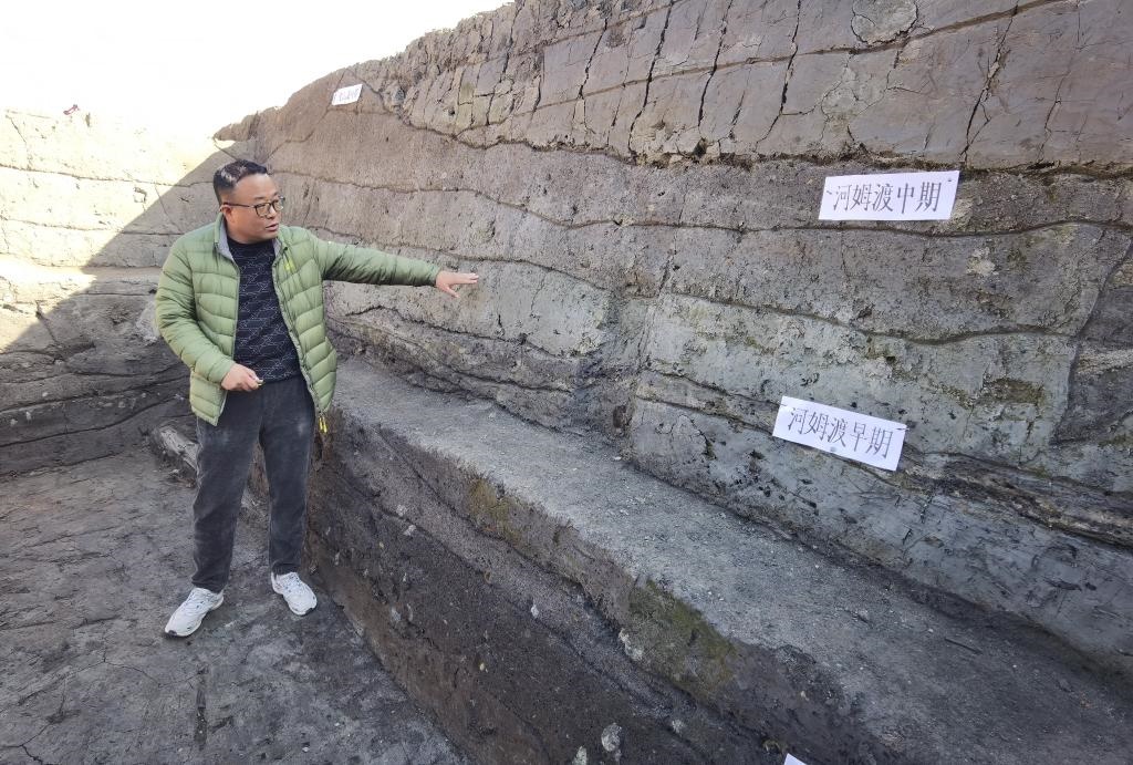 12月14日，汶溪遺址發(fā)掘項目現(xiàn)場負責人雷少介紹遺址整體情況。新華社記者顧小立 攝