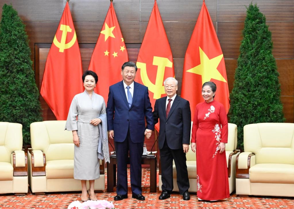 當?shù)貢r間12月13日下午，在結(jié)束對越南進行國事訪問即將啟程回國之際，中共中央總書記、國家主席習近平和夫人彭麗媛同越共中央總書記阮富仲和夫人吳氏敏話別。