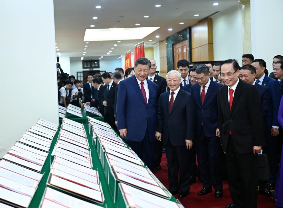 當?shù)貢r間12月12日下午，剛剛抵達河內(nèi)的中共中央總書記、國家主席習近平在越共中央駐地同越共中央總書記阮富仲舉行會談。這是會談后，兩黨總書記共同見證雙方簽署的雙邊合作文件展示。