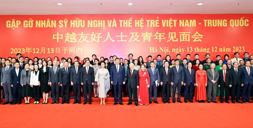 這是習近平夫婦和阮富仲夫婦同中越兩國青年和友好人士代表親切合影。