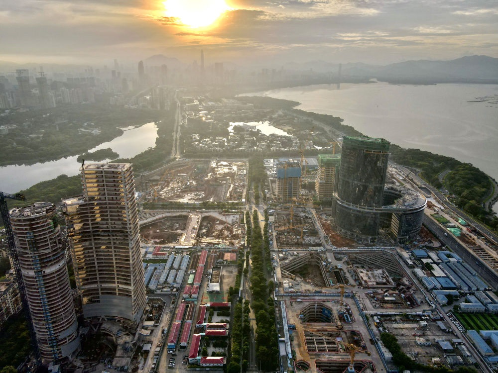 位于深圳市南山區(qū)的深圳灣超級(jí)總部基地建設(shè)現(xiàn)場(chǎng)（無(wú)人機(jī)照片，2023年8月26日攝）。新華社記者 周科 攝