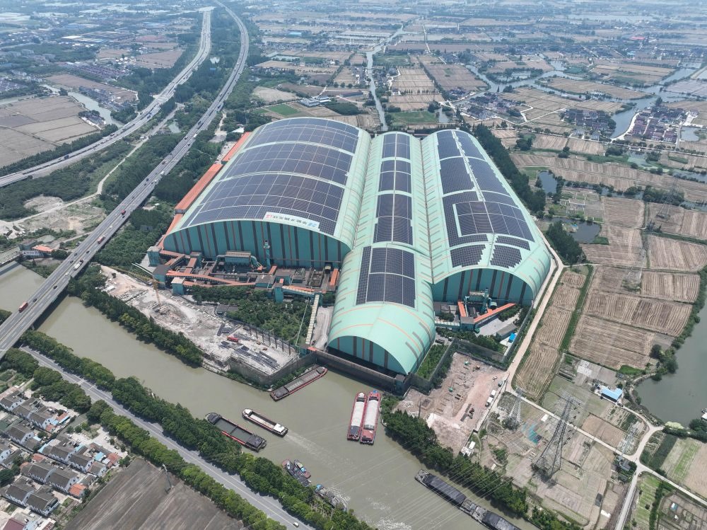 這是江蘇蘇州市常熟市龍騰特種鋼有限公司碼頭料場(chǎng)屋頂光伏（無(wú)人機(jī)照片，2023年6月9日攝）。新華社記者 季春鵬 攝