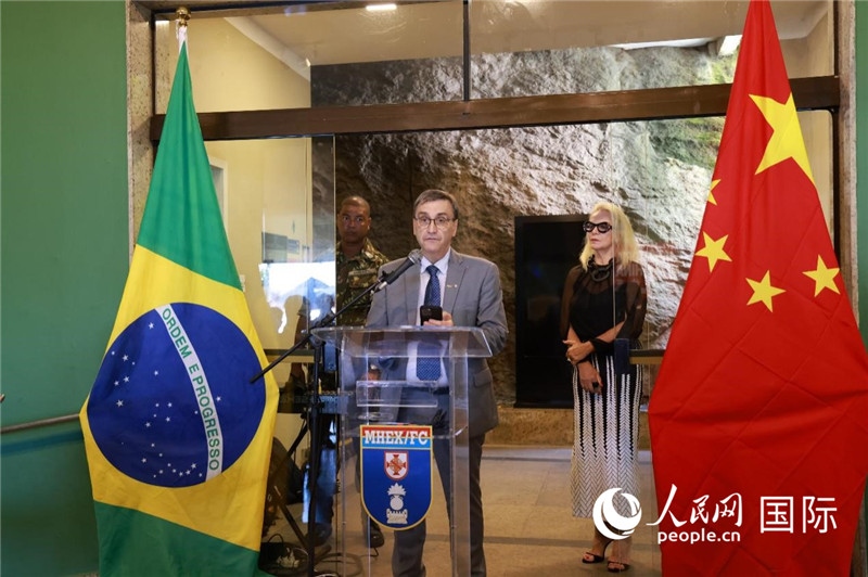 巴西攝影聯(lián)合會(huì)主席卡洛斯·甘達(dá)拉在攝影展開幕式上致辭。 人民網(wǎng)記者 陳海琪攝