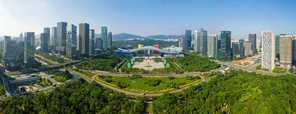 這是在廣東省深圳市拍攝的深圳市民中心和蓮花山公園一線（2020年10月2日攝，無人機(jī)照片）。新華社記者 梁旭 攝