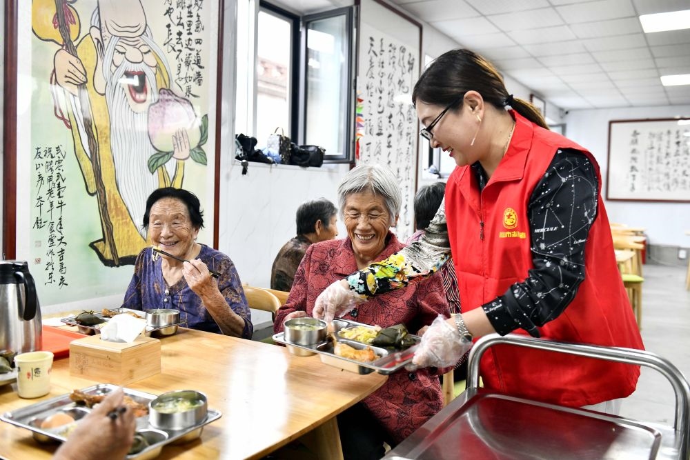 在山東省乳山市城區(qū)街道騰甲莊村幸福食堂，志愿者為老人們配送午餐（2023年6月24日攝）。新華社記者 郭緒雷 攝