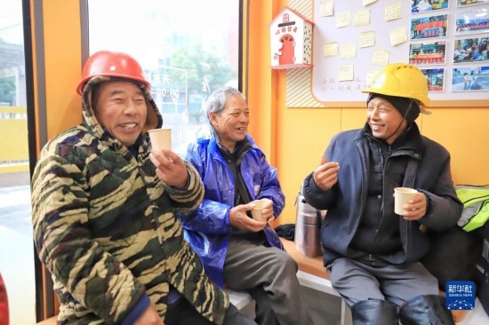 12月16日，幾名戶外勞動者在位于浙江舟山市的一家“勞動者驛站”里喝姜茶驅(qū)寒。