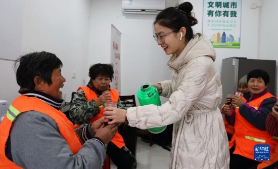 12月16日，在浙江省湖州市德清縣乾元鎮(zhèn)環(huán)衛(wèi)工人愛心驛站，志愿者為環(huán)衛(wèi)工人倒紅糖姜茶。