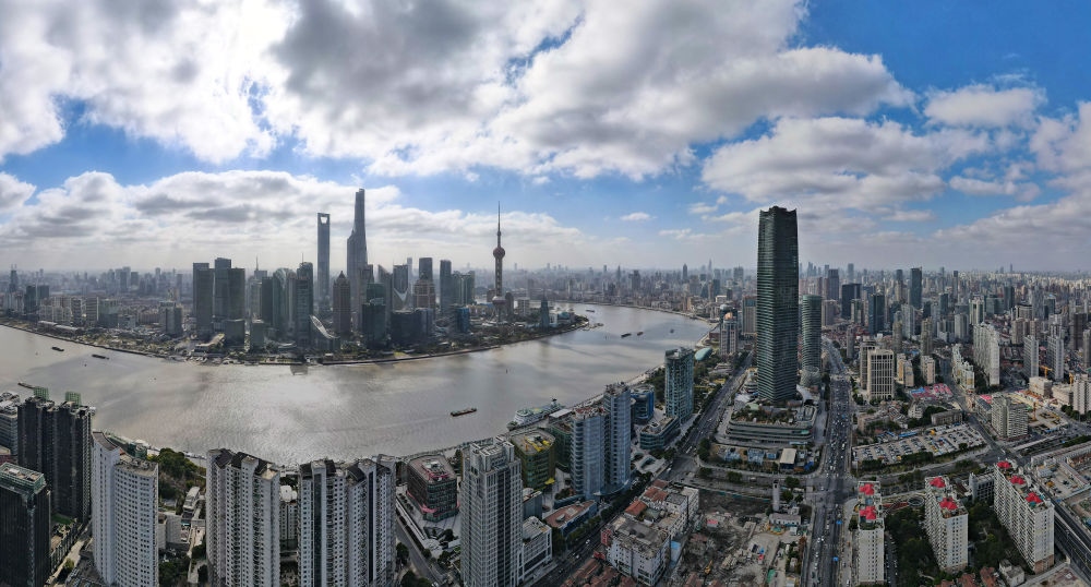 從上海虹口區(qū)北外灘空中俯瞰中國（上海）自由貿(mào)易試驗區(qū)陸家嘴片區(qū)（2023年1月10日攝，無人機(jī)全景照片）。新華社記者 方喆 攝