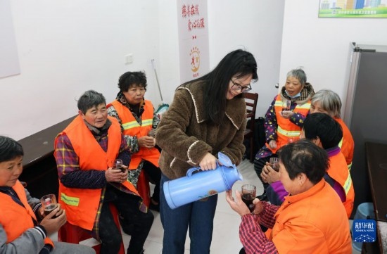 12月16日，在浙江省湖州市德清縣乾元鎮(zhèn)環(huán)衛(wèi)工人愛心驛站，志愿者為環(huán)衛(wèi)工人倒紅糖姜茶。