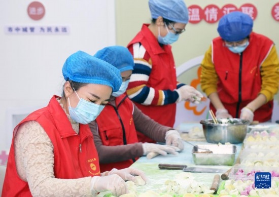 12月16日，在山東省棗莊市市中區(qū)城管藍職工志愿服務(wù)驛站，愛心志愿者為戶外勞動者包水餃。