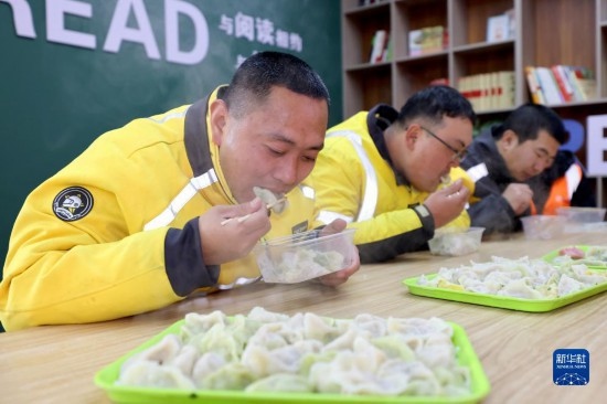 12月16日，在山東省棗莊市市中區(qū)城管藍職工志愿服務(wù)驛站，戶外勞動者吃上熱氣騰騰的水餃。