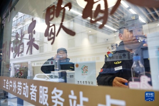 12月16日，戶外工作者在浙江省嘉興市南湖區(qū)丁家橋社區(qū)個性化“惠工小站”休息。