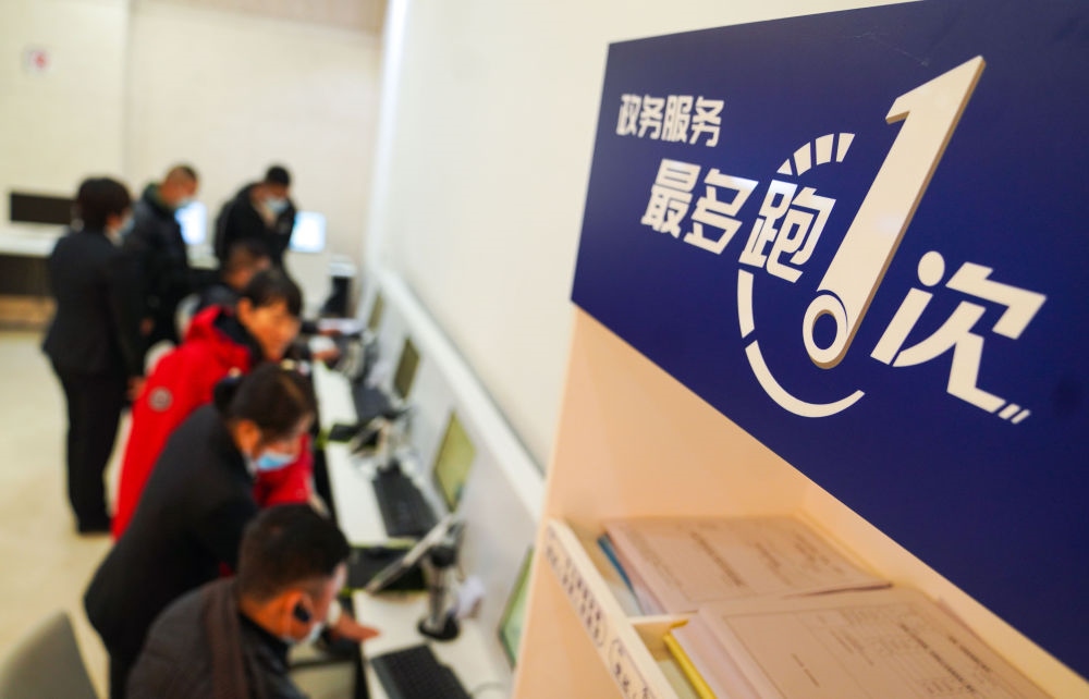 在吉林省長春市二道區(qū)政務(wù)服務(wù)中心輔助填報區(qū)，市民在工作人員的輔助下進(jìn)行事項填報（2020年11月23日攝）。新華社記者 許暢 攝