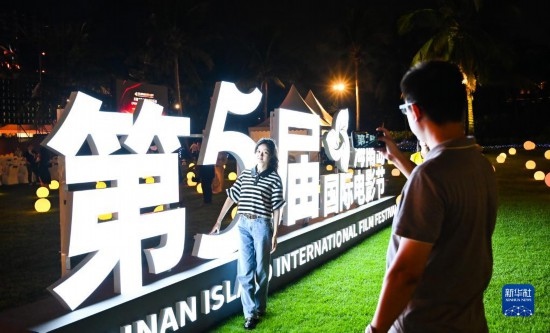 12月16日，觀眾在第五屆海南島國際電影節(jié)開幕式現(xiàn)場拍照留念。