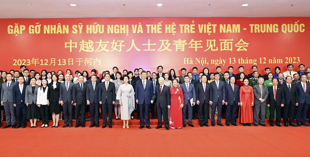 習(xí)近平夫婦和阮富仲夫婦同中越兩國(guó)青年和友好人士代表親切合影。