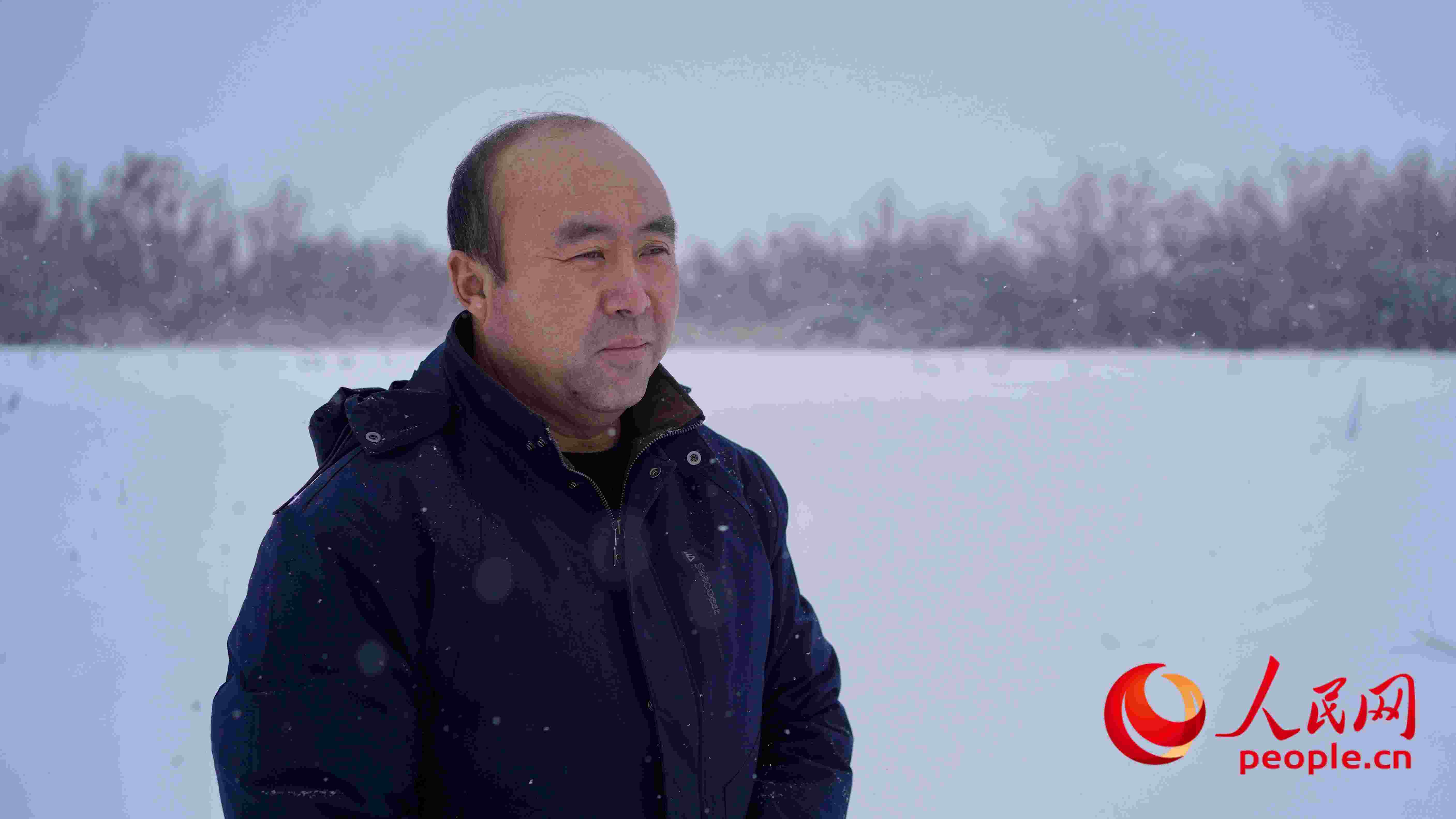 馬曉華回憶當(dāng)年和父親一起種樹的情形，滿是懷念。人民網(wǎng) 周靜圓攝