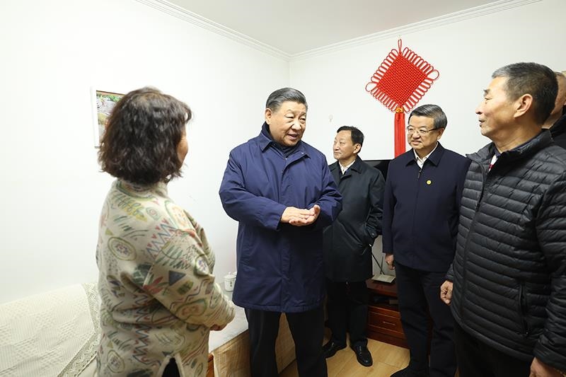 △2023年11月10日下午，習(xí)近平總書記在河北涿州市雙塔街道永濟(jì)秀園小區(qū)居民董彩英家看望慰問。