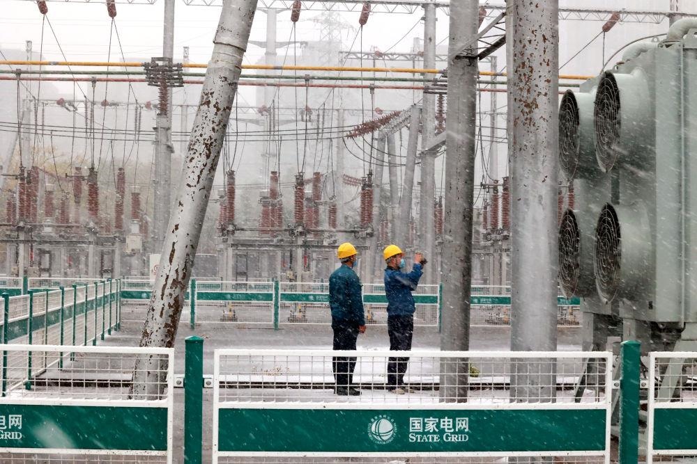 △國網(wǎng)壽光市供電公司變電運(yùn)維人員在檢查變電站積雪情況。