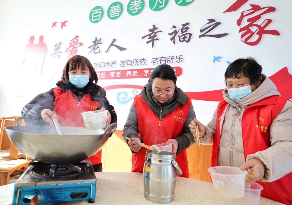 12月17日，在山東省臨沂市沂南縣銅井鎮(zhèn)杜山社區(qū)孝善食堂，志愿者們在為社區(qū)內(nèi)獨居和行動不便的老人煮水餃。 新華社發(fā)（王彥冰 攝）