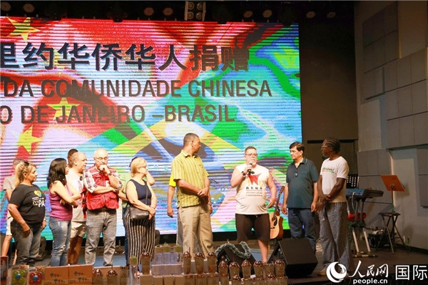 兒童殘障教育中心負責人胡里奧向捐贈方表示感謝。人民網(wǎng)記者 陳海琪攝