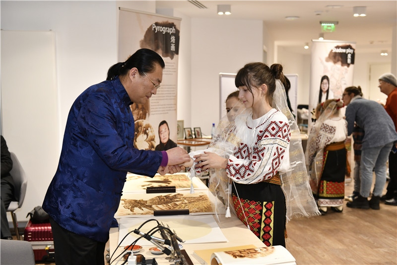 圖為羅馬尼亞小學(xué)生在現(xiàn)場(chǎng)體驗(yàn)烙畫(huà)。 布加勒斯特中國(guó)文化中心供圖