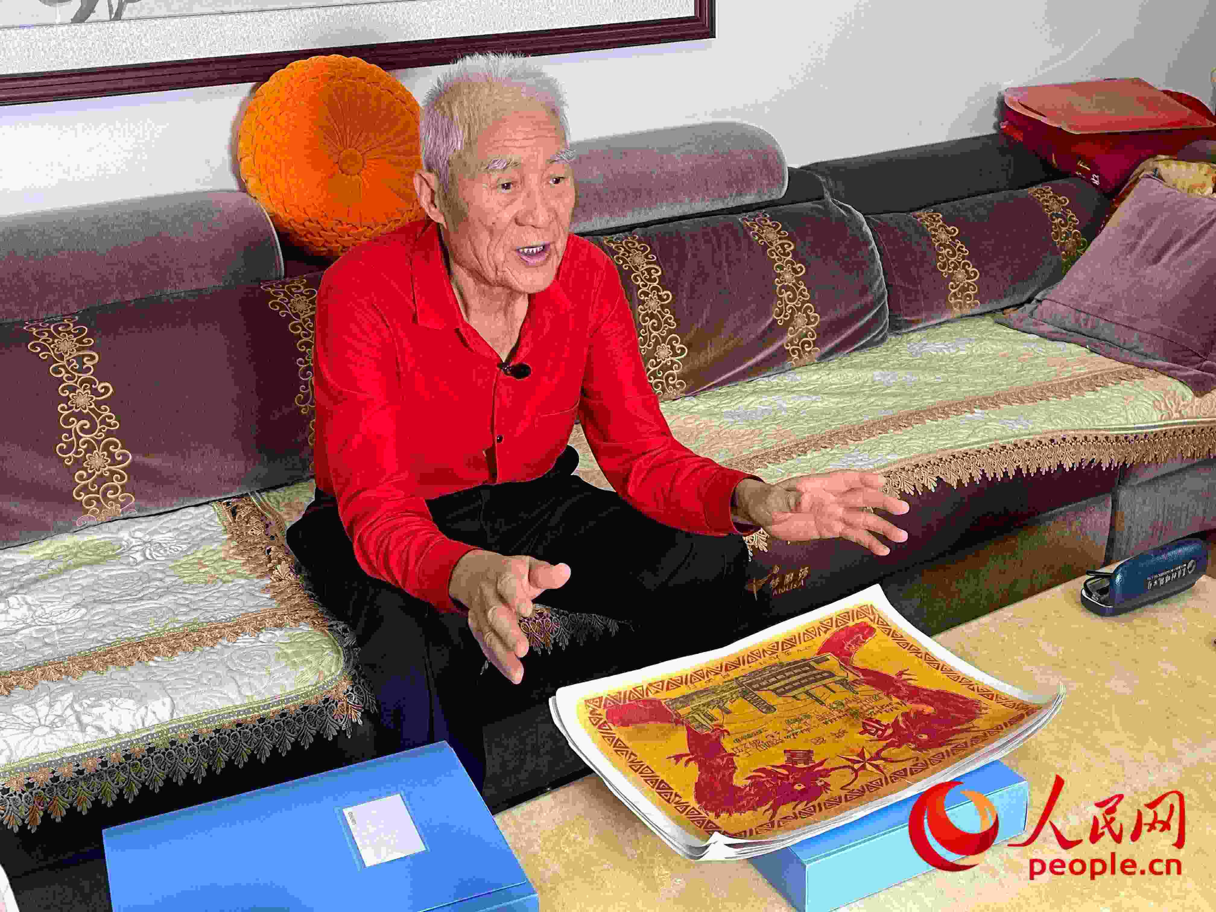 馬太生向采訪團講述自己獲得獎狀的經(jīng)歷。人民網(wǎng) 周靜圓攝