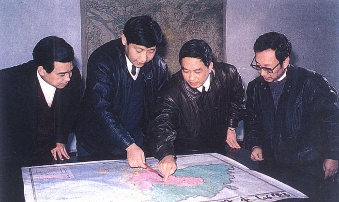 1991年12月，習近平與同事討論福州市戰(zhàn)略規(guī)劃設(shè)想。
