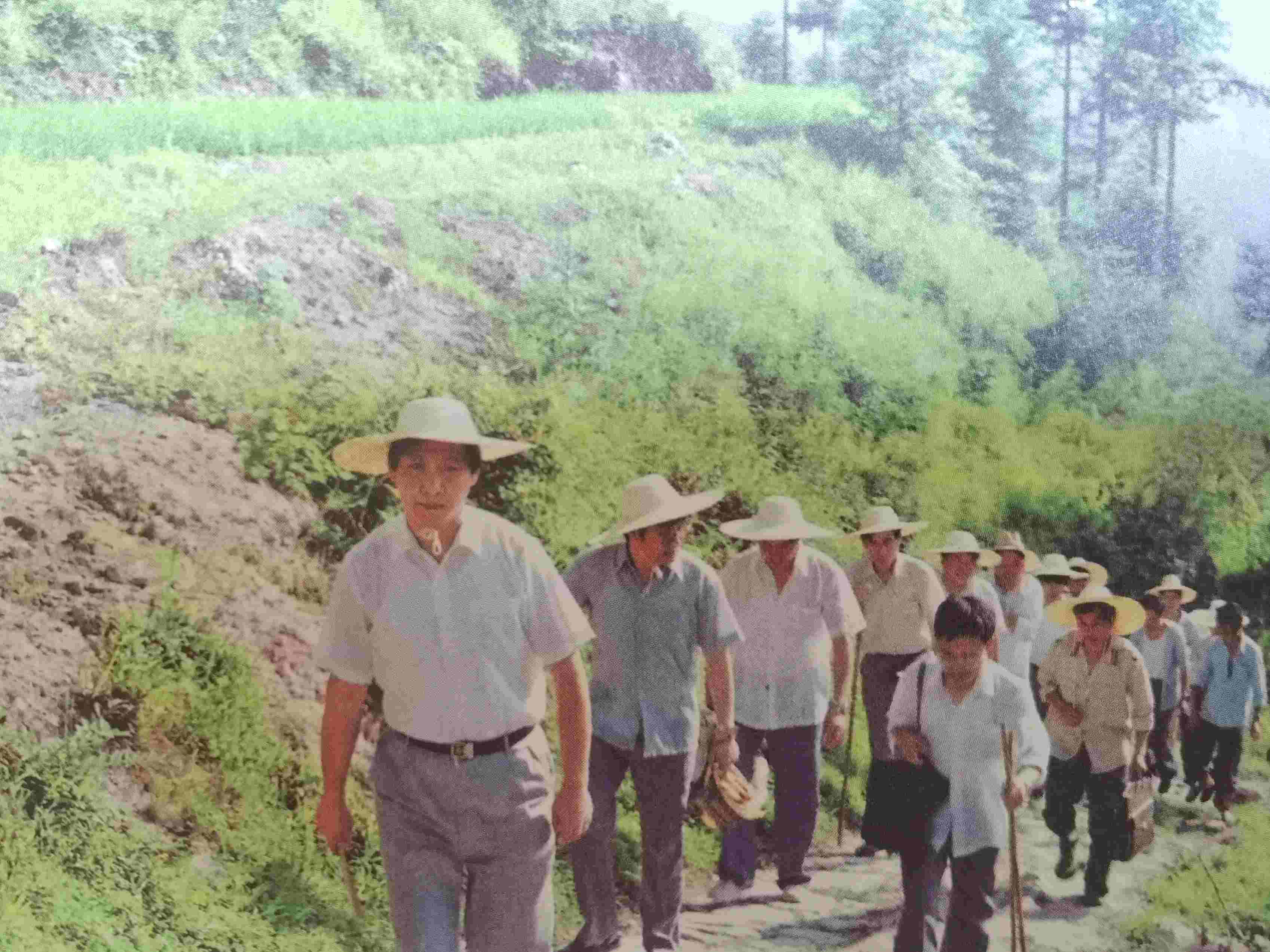 1989年7月，習(xí)近平冒著酷暑，帶頭步行到下黨鄉(xiāng)調(diào)研。