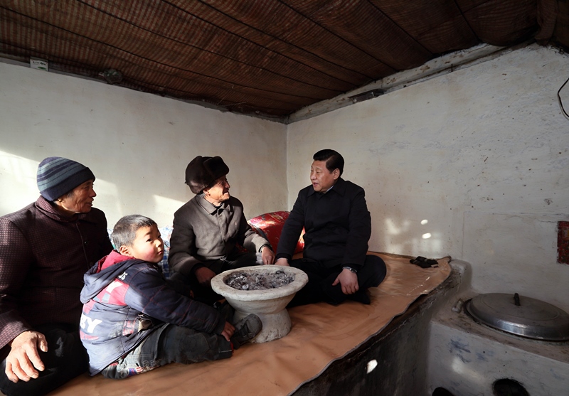 2012年12月30日，習(xí)近平在河北省阜平縣龍泉關(guān)鎮(zhèn)駱駝灣村看望唐榮斌老人一家。